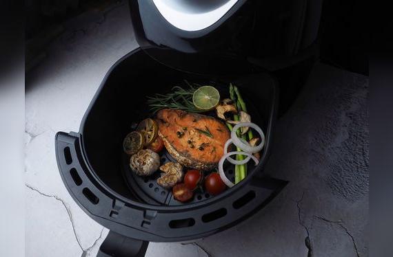 El aire caliente que rodea la comida permite usar poco aceite para lograr resultados sorprendentes. El aire caliente que rodea la comida permite usar poco aceite para lograr resultados sorprendentes.