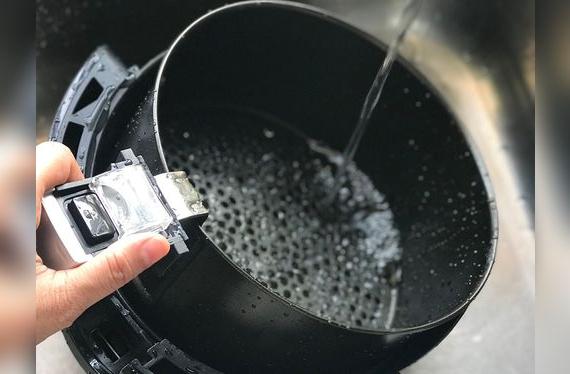 La limpieza es sencilla debido a que no cuenta con muchas piezas y todas son antiadherentes. La limpieza es sencilla debido a que no cuenta con muchas piezas y todas son antiadherentes.