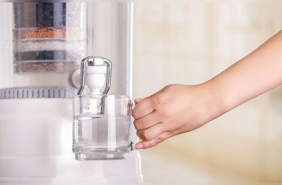 Para ofrecer agua "alcalina", el sistema combina carbón activado, microesponja y otros minerales.   