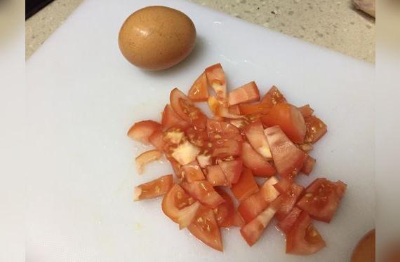 Evita la contaminación cruzada: cada vez que manipules huevos, asegúrate de mantener todo limpio y evitar el contacto con otros alimentos.   