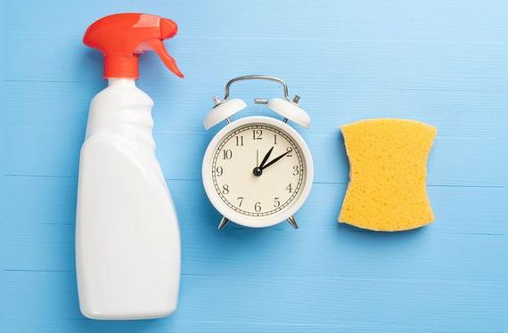 Sumergirlo en agua con lejía unos 10 minutos bastan para desinfectar estos implementos de limpieza.   