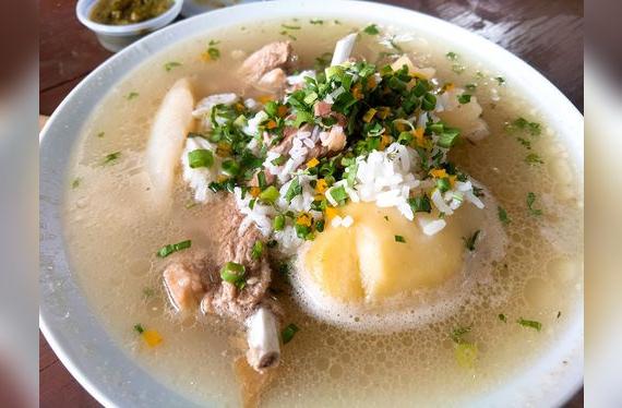 El caldo blanco o pebre de domingo.   