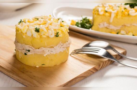 La causa es uno de los platos tradicionales peruanos que tiene como protagonista a la papa amarilla.    
