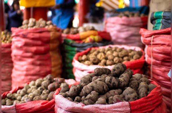 En los mercados peruanos es común encontrar variedades de papas que difícilmente se encuentran en otros países.   