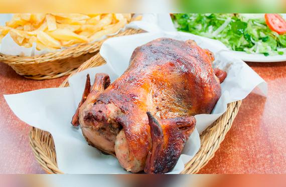 El pellejo y el jugo del pollo son los que contienen mayor cantidad de grasa.   