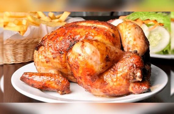 Un plato universal con pasaporte peruano.   