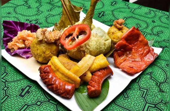 Sabor amazónico: juane, tacacho, cecina y chorizos regionales.   
