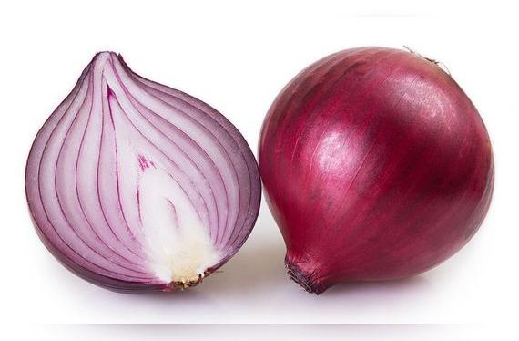 El rojo solo es una pequeña membrana en cada capa que le da forma a la cebolla.    