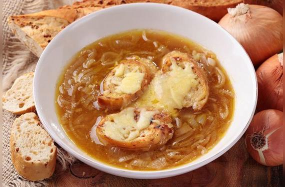 La cebolla blanca se usa en muchos platos importados, como la sopa de cebolla.     