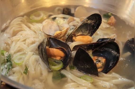 Kalguksu es como el ramen coreano, hecho con fideos cortados con cuchillo.    