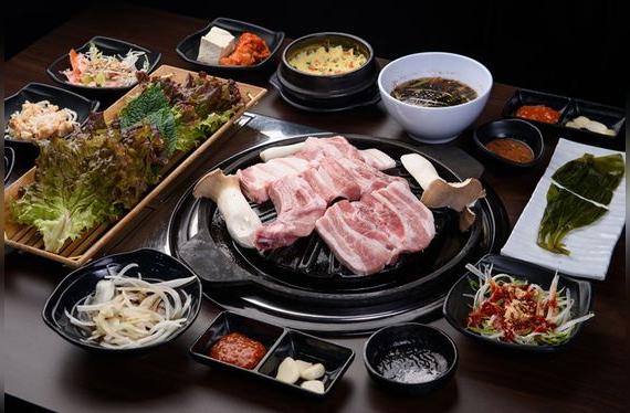 El BBQ coreano se coloca al centro para que cada uno arme su propio bocado.   