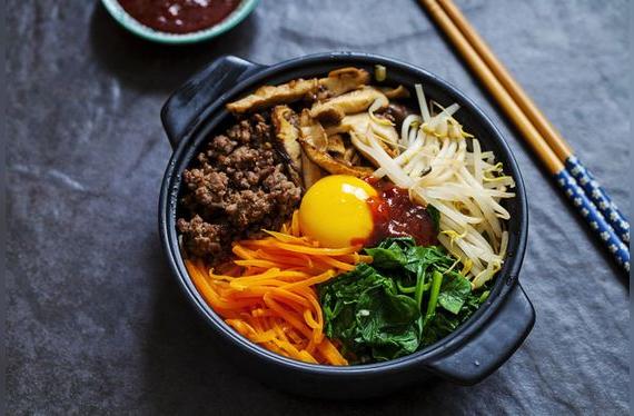 El <em>bibimbap</em> es como un poke: arroz, carne y verduras frías.   