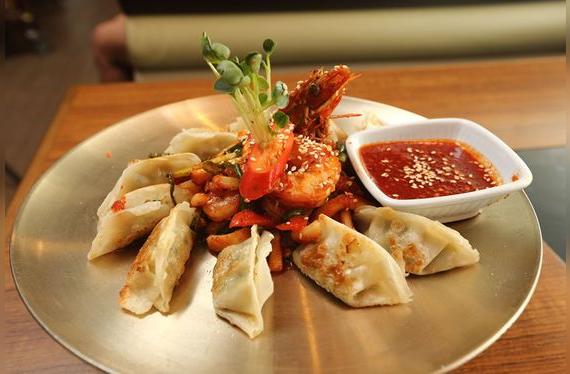 Cocidos al vapor, fritos, o sancochados, estas empanaditas se rellenas de carne y verduras.   