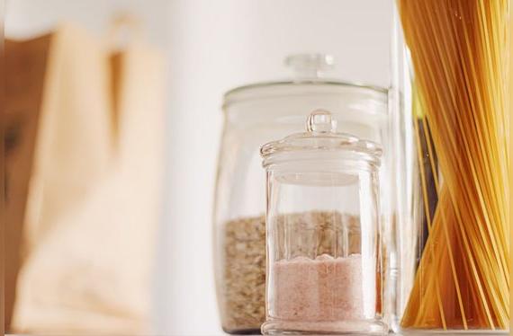 Un frasco hermético y un lugar seco evitarán que la humedad afecta la sal en tu cocina.    
