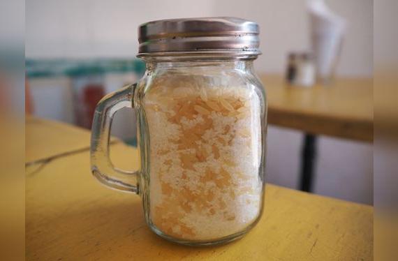 Los granos de arroz son la solución más frecuente para evitar la humedad en el salero.   