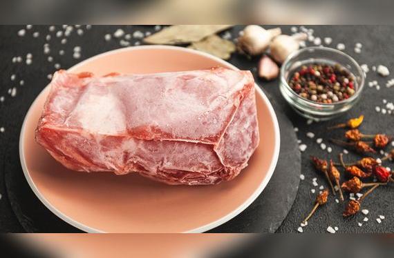 Nunca, nunca poner en la parrilla un corte recién salido de la congeladora. debe estar a temperatura ambiente.    