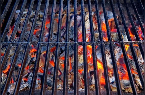 La brasa es cuando el carbón se pone rojito con una pequeña capa de ceniza que lo cubre. Evita el fuego vivo. 