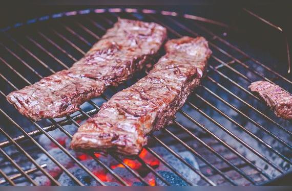 La entraña debe servirse en término medio o tres cuartos, para evitar que quede seca.   