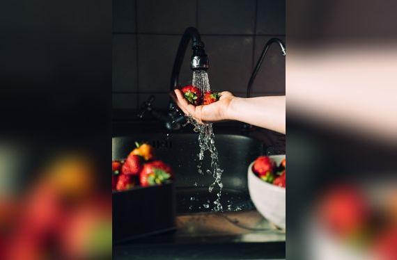 El agua corriente es el primer paso en el proceso de lavado y desinfección de las fresas.    