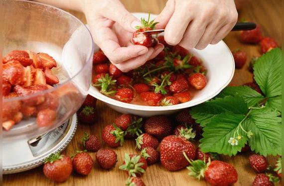 Las hojas protegen a la fruta de agentes externos. No las cortes, sino hasta antes de comerlas.   