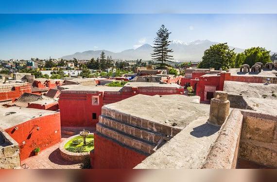 La historia popular cuenta que en el Convento de Santa Catalina se crearon muchos de los postres y platos típicos de Arequipa.   