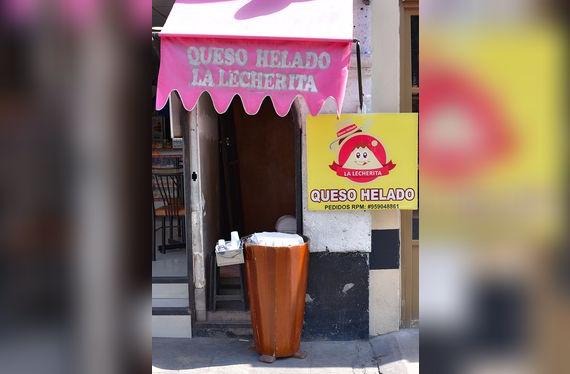 Hay puestos de queso helado en toda la ciudad.   