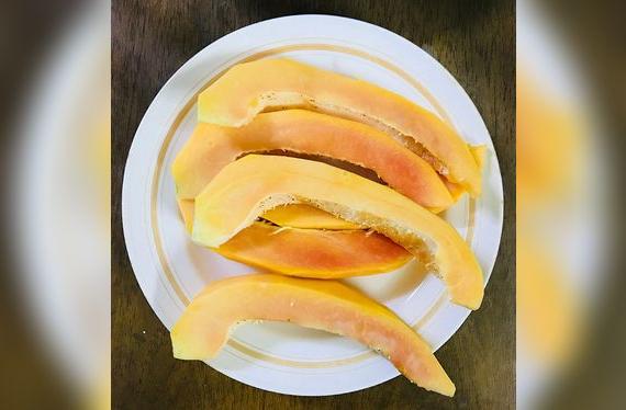 Cuando la papaya está verde, tienen un color pálido y su sabor es amargo.   