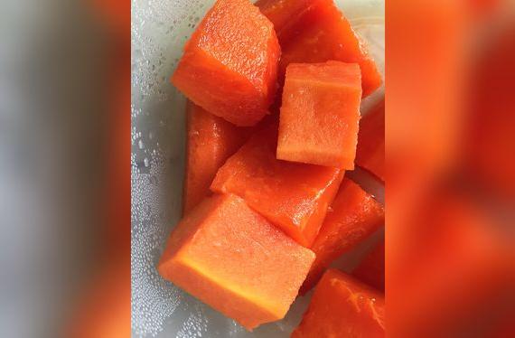 La papaya cortada en trozos aporta fibra, que es muy buena para el sistema digestivo y el sistema circulatorio.   