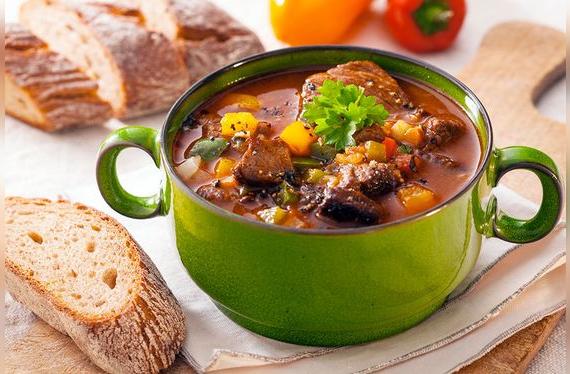 En un estofado o plato de cocción lenta, todos los nutrientes permanecen en la comida. En un estofado o plato de cocción lenta, todos los nutrientes permanecen en la comida.