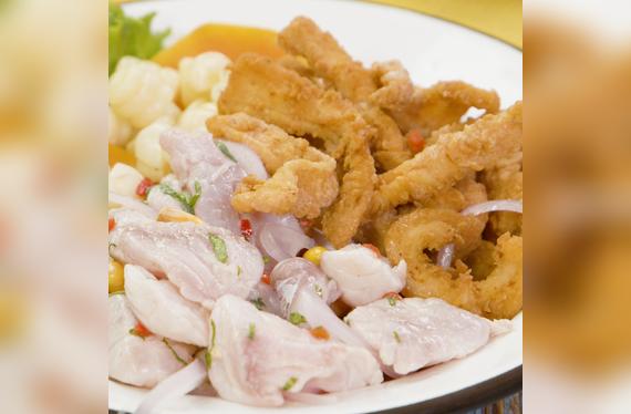 Ceviche con chicharrón de pota.   