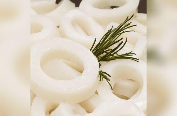 Pota cortada en rodajas, estilo calamar.   