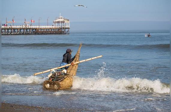 Los habitantes de este balneario —pescadores y marisqueros— mantienen prácticas milenarias, como este caballito de totora.    