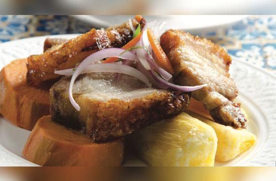 El frito es similar al chicharrón, pero con aderezo de ají de ajíes panca y mirasol.   