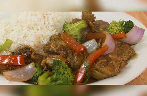 <a href="https://buenazo.pe/recetas/platos-de-fondo/pollo-verduras-697"><strong>Pollo con verduras</strong></a>   