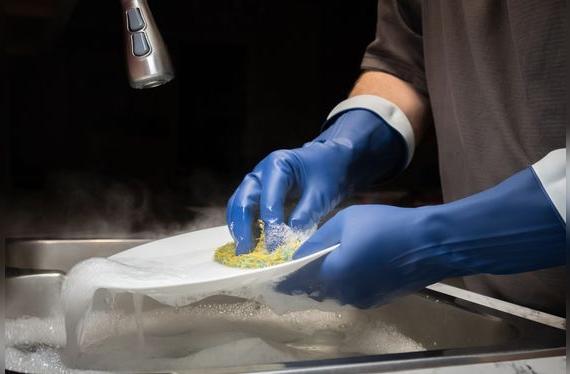 Es importante utilizar guantes para lavar los platos   