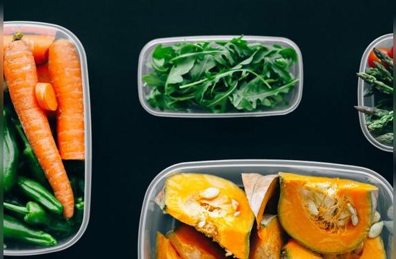  <em>Almacenar tus alimentos en taper herméticos puede ayudar a preservar su frescura.</em>   