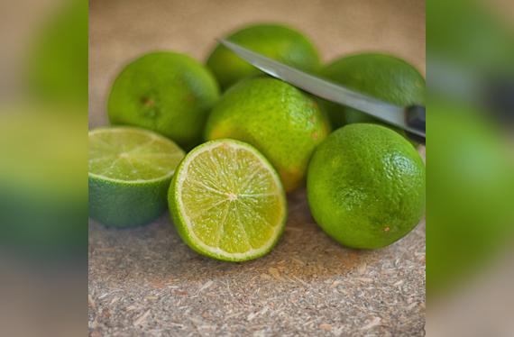 Rico en vitamina C y antioxidantes, el limón es un aliado natural para reforzar tus defensas y darle frescura a tus bebidas. Rico en vitamina C y antioxidantes, el limón es un aliado natural para reforzar tus defensas y darle frescura a tus bebidas.
