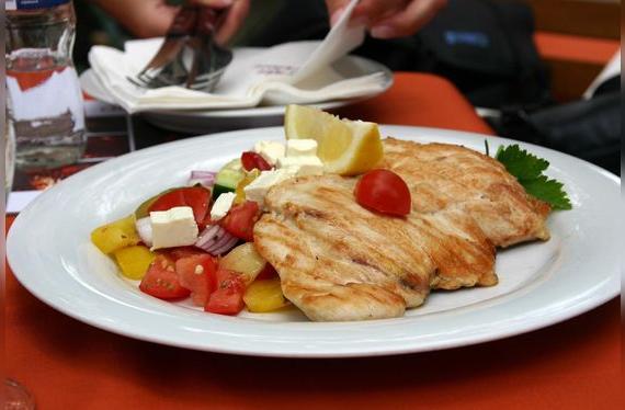 Sustituir carnes procesadas por pechuga de pollo puede mejorar la salud, gracias a su contenido de ácidos grasos beneficiosos.   