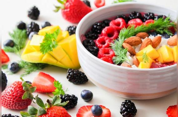 Estudios destacan que una dieta rica en arándanos, pescado y espinaca puede proteger contra el deterioro cognitivo.    