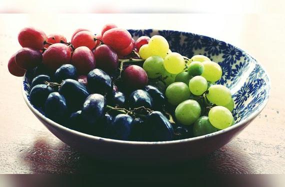 Las naranjas, uvas y arándanos destacan por sus pieles gruesas y cerosas que los protegen.    