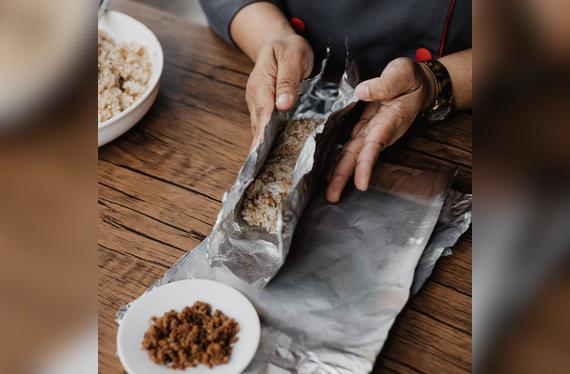 Este truco sencillo con papel aluminio mejora la conservación de alimentos tanto en la nevera como a temperatura ambiente.