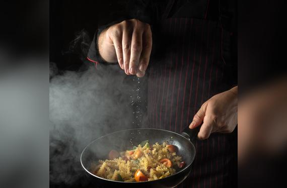  Cocinar con especias y hierbas puede dar sabor sin necesidad de usar sal en exceso. 