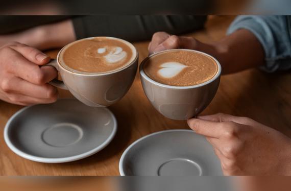 El café impide la absorción del calcio de la leche.   