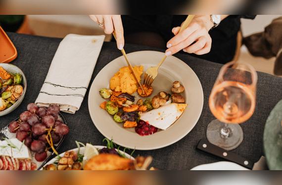 Saltarse la cena puede alterar el sueño y el metabolismo, según nutricionistas.