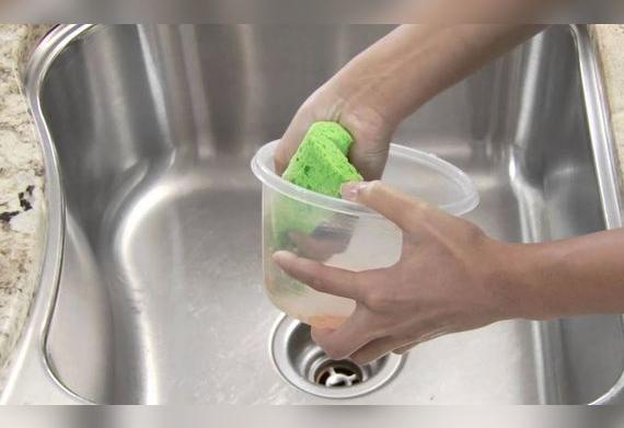 No se debe dejar humedad en el táper   