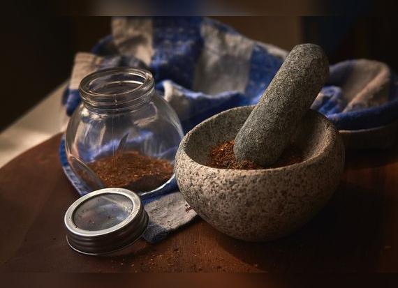 El merkén se seca al sol, sobre leña y luego se muele hasta obtener una fina textura en polvo.   