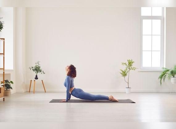 El requerimiento de agua es mayor al hacer ejercicio o vivir en zonas cálidas.   