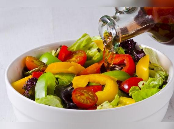 Aderezo con vinagre de manzana para ensalada.   