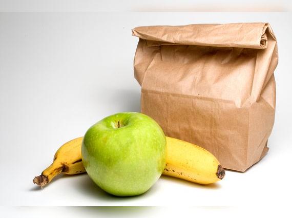 Para acelerar la maduración del plátano se recomienda envolverlo junto con una fruta madura.   