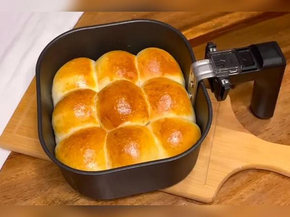  Preparar pan en una freidora de aire permite obtener un pan crocante en cuestión de minutos.    
